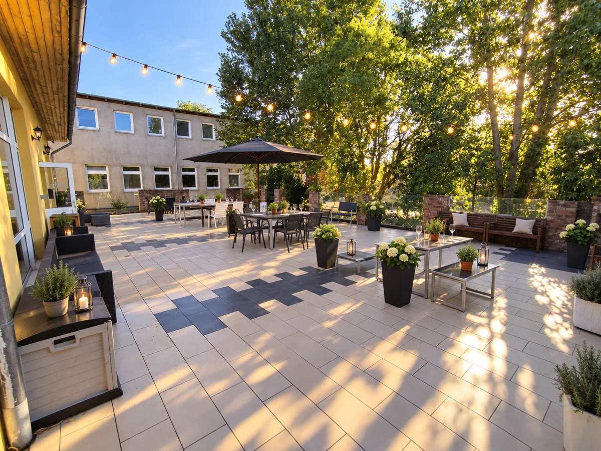 Terrasse im Abendlicht mit dezenten Lichterketten