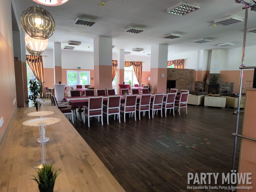 Theke mit Blick in den Saal mit Kamin und Loungeecke