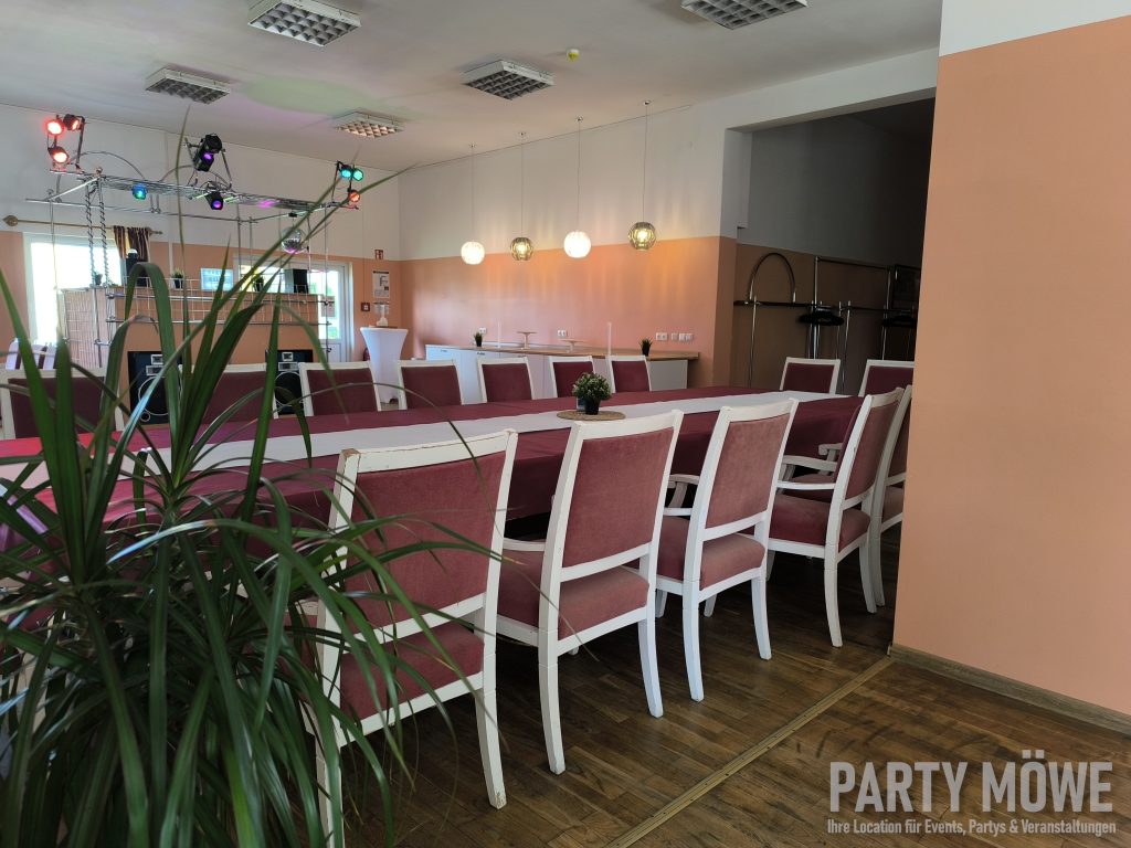 Saal mit Tafeln und Theke