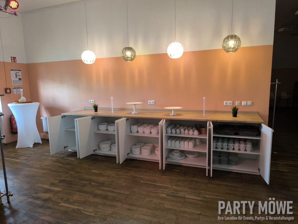 Sideboard mit Geschirr und Tassen
