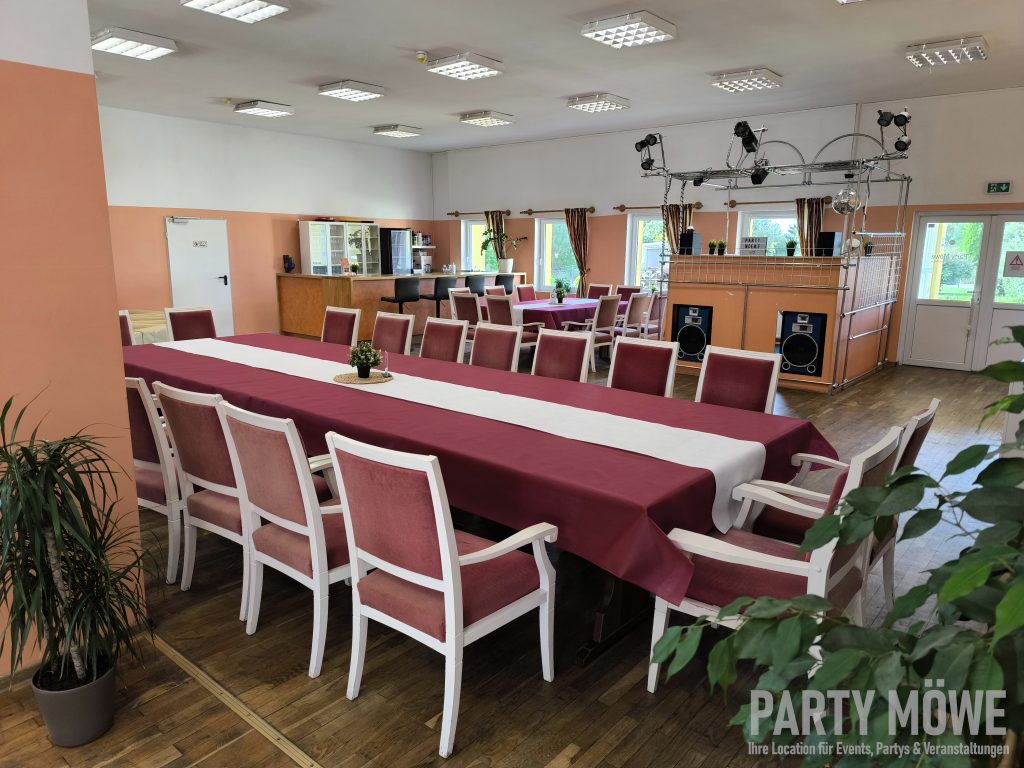 Festsaal der Party Möwe mit langer Tafel, Theke und Lichtanlage