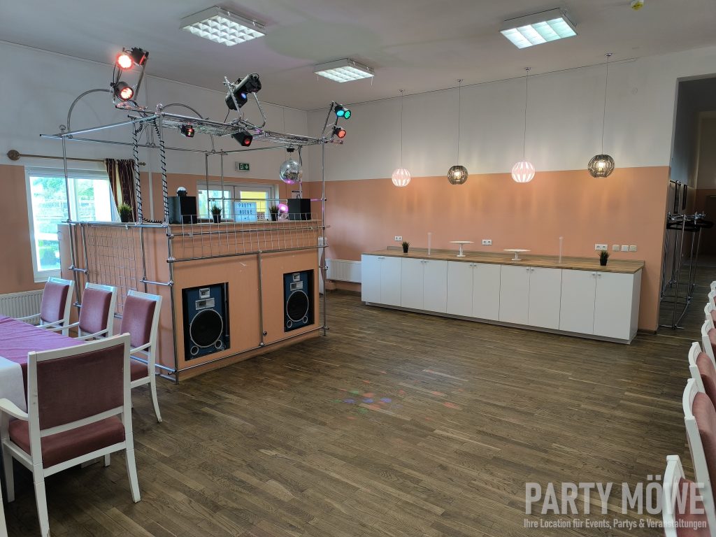 Saal der Party Möwe mit Tanzfläche, Lichtanlage und Theke
